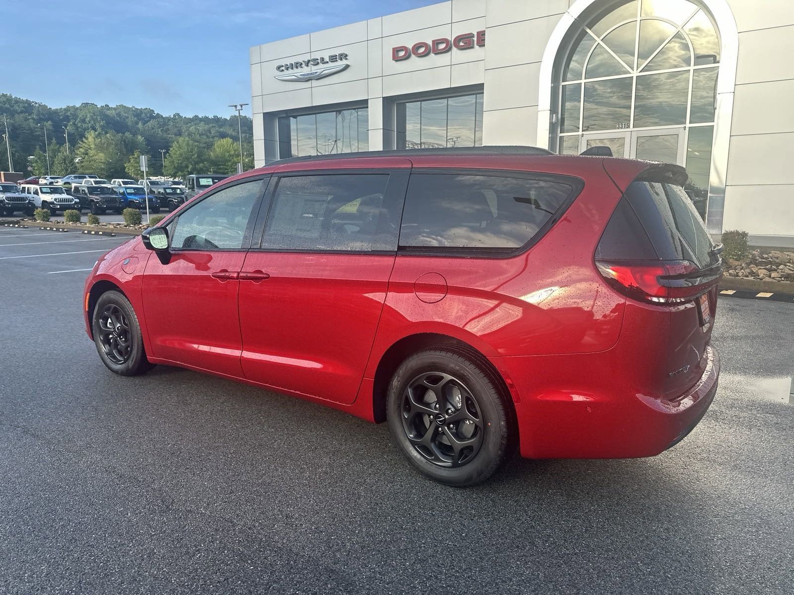 New 2024 Chrysler Pacifica Premium FWD image 11