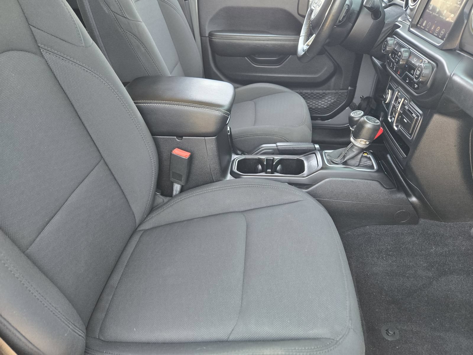 Used 2018 Jeep Wrangler Unlimited Sahara AWD/4WD image 14