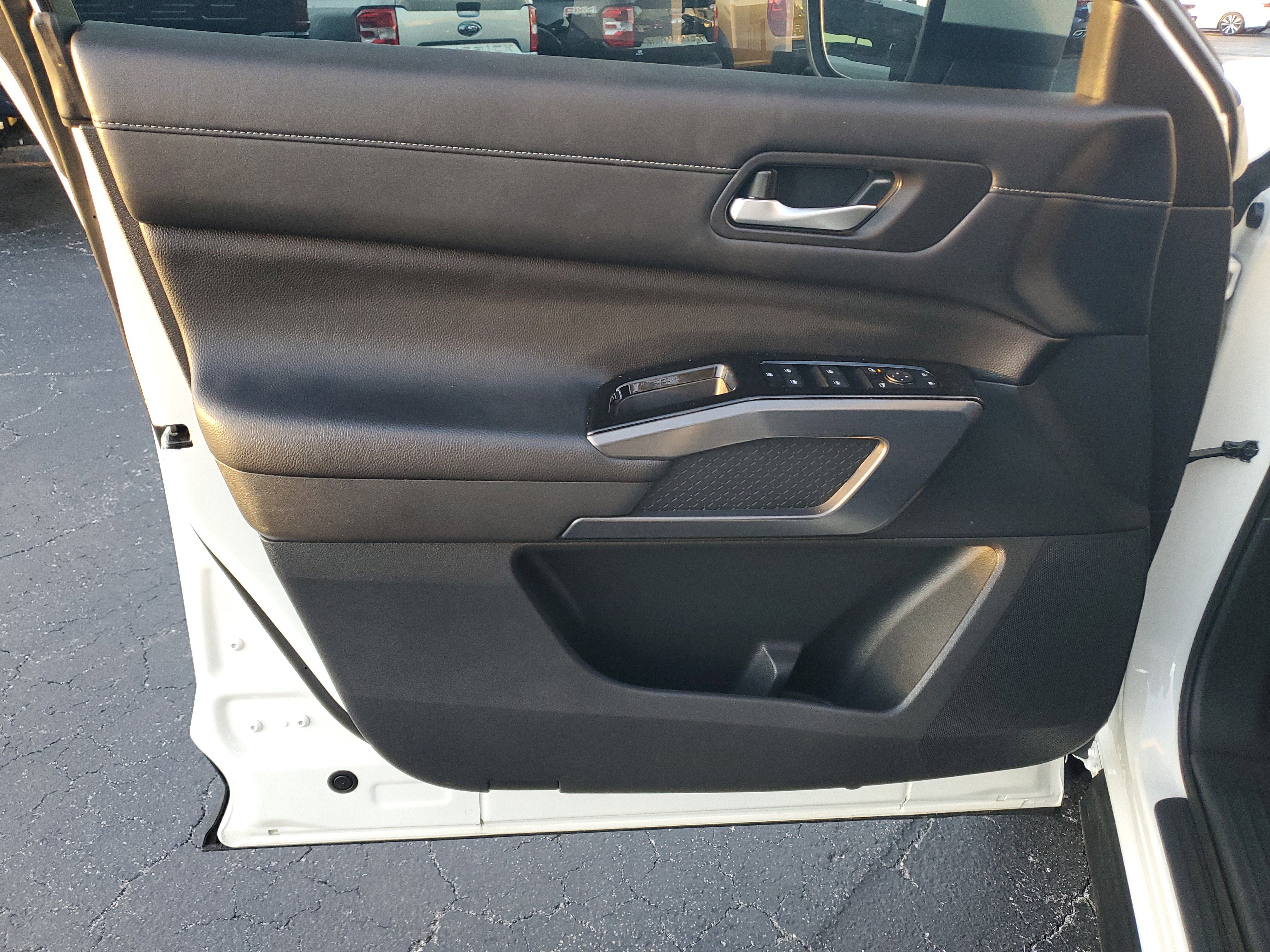 Used 2024 Nissan Pathfinder SL image 17