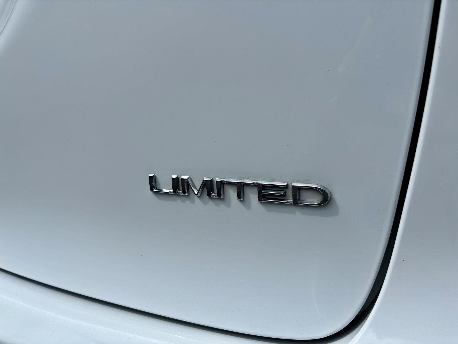 Used 2018 Chrysler Pacifica Limited FWD image 36