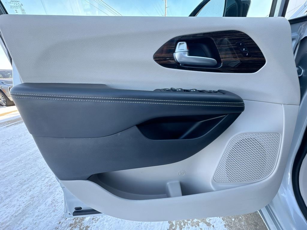 Used 2024 Chrysler Pacifica Limited image 23