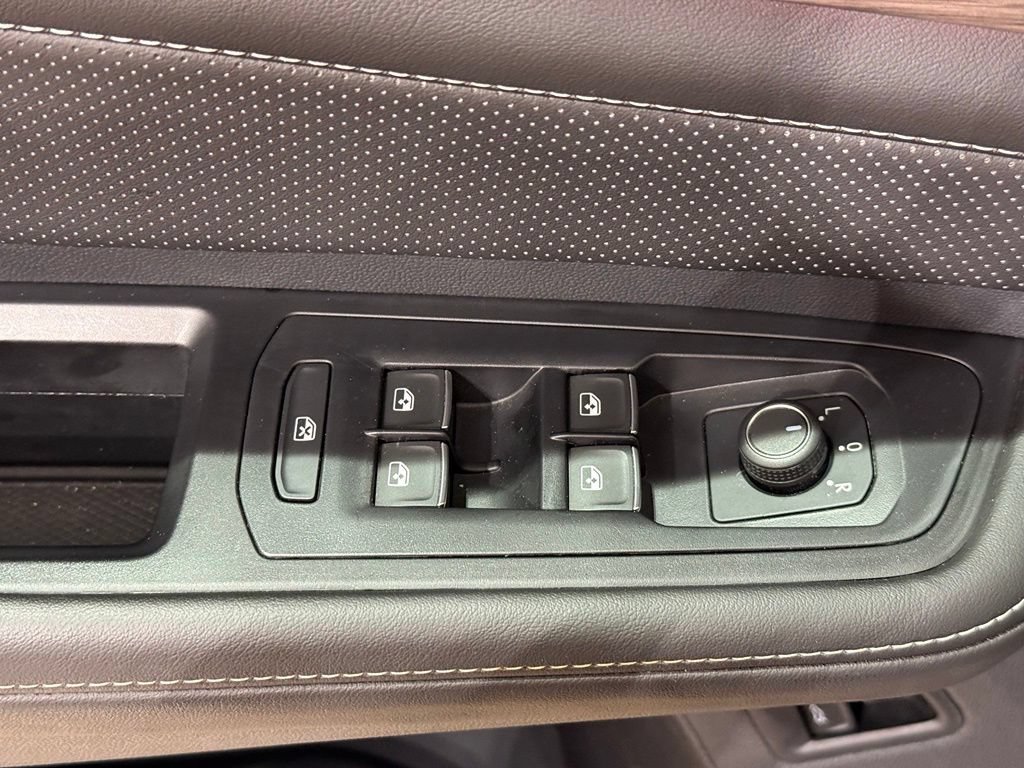 Used 2025 Volkswagen Atlas SEL AWD/4WD image 16