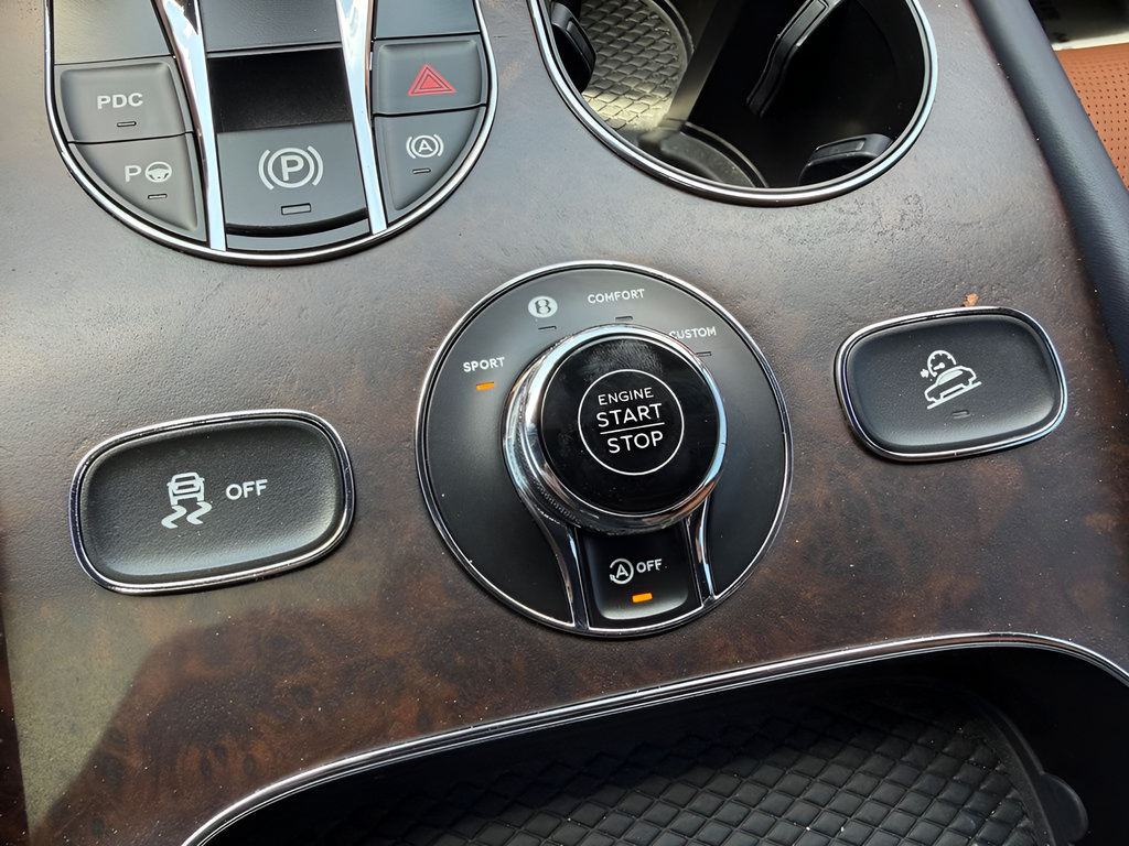 Used 2023 Bentley Bentayga AWD/4WD image 92