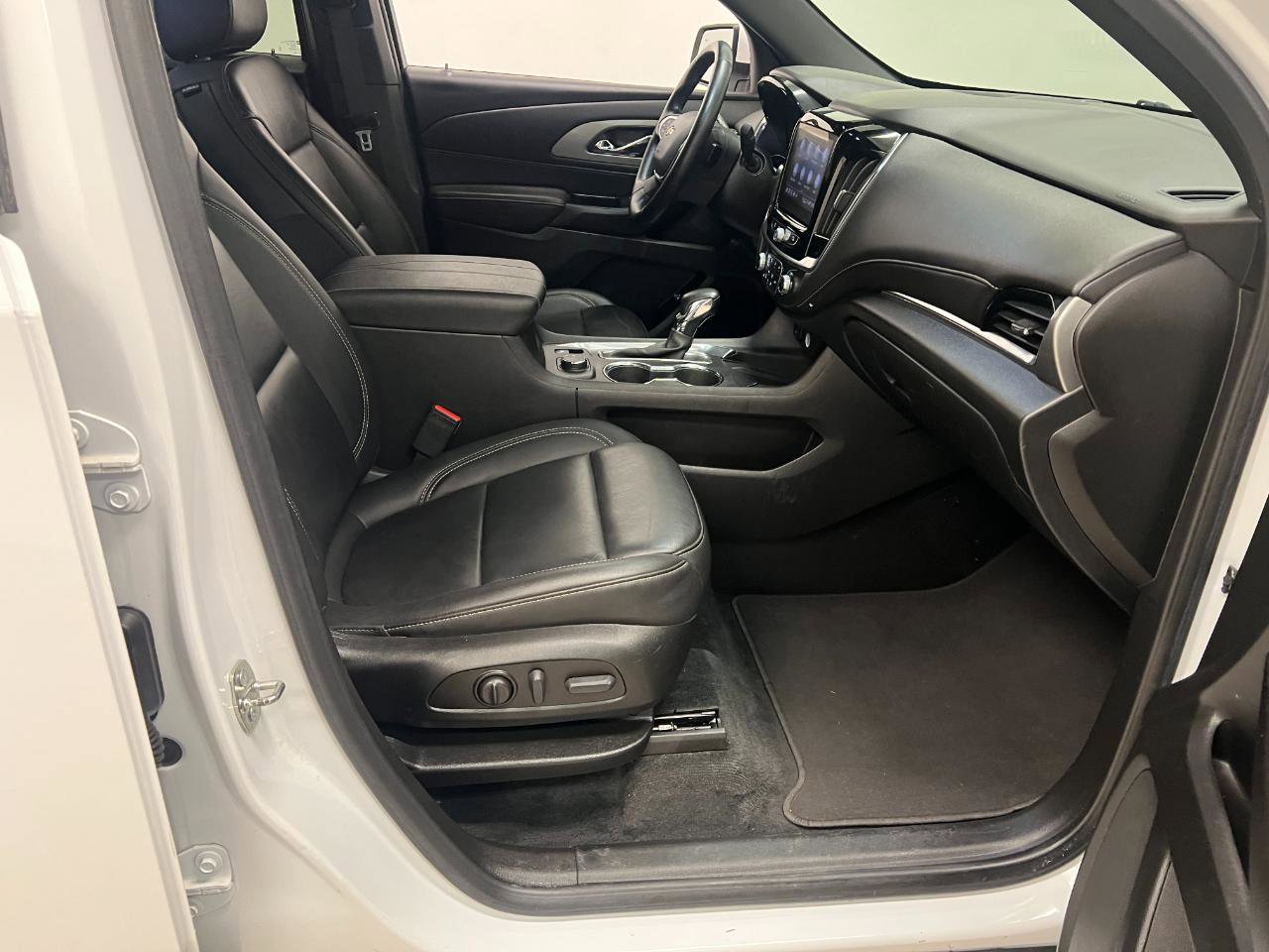 Used 2023 Chevrolet Traverse LT FWD image 28