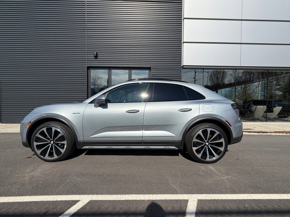 Certified 2025 Porsche Macan Electric image 2