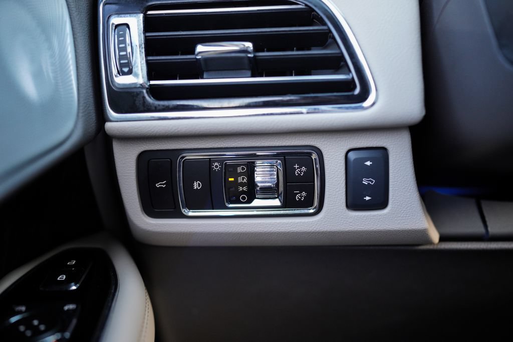Used 2023 Lincoln Navigator L Reserve AWD/4WD image 32