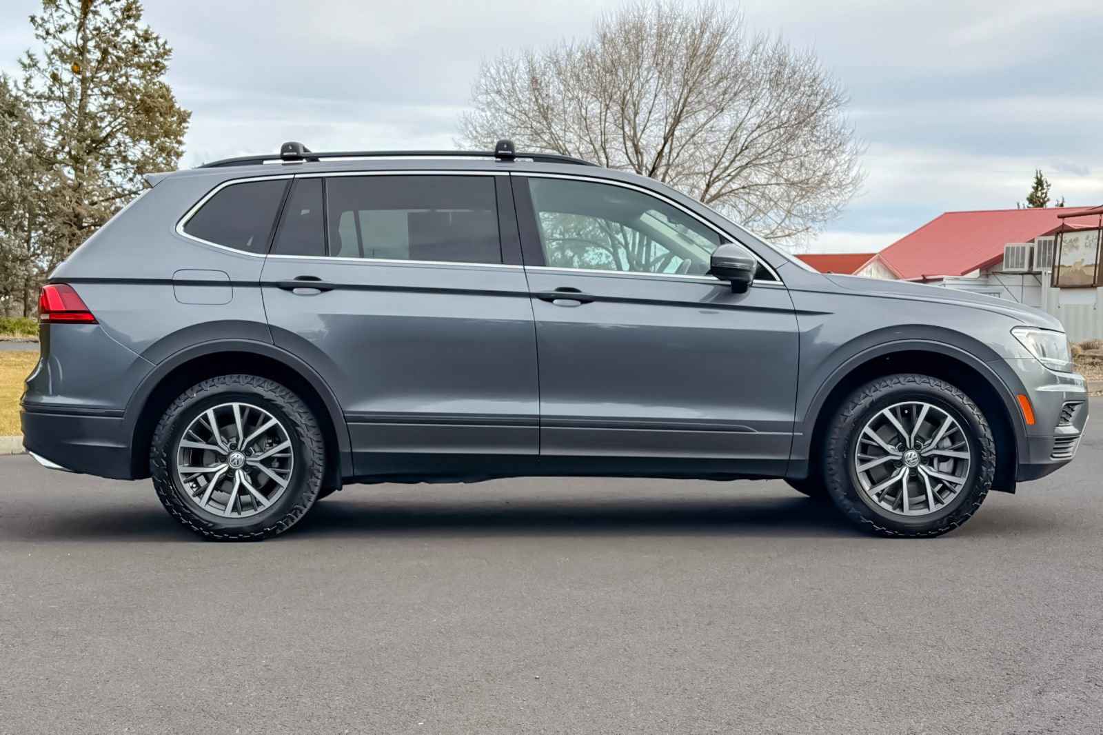 Used 2019 Volkswagen Tiguan SE w/ Panoramic Sunroof Package image 3