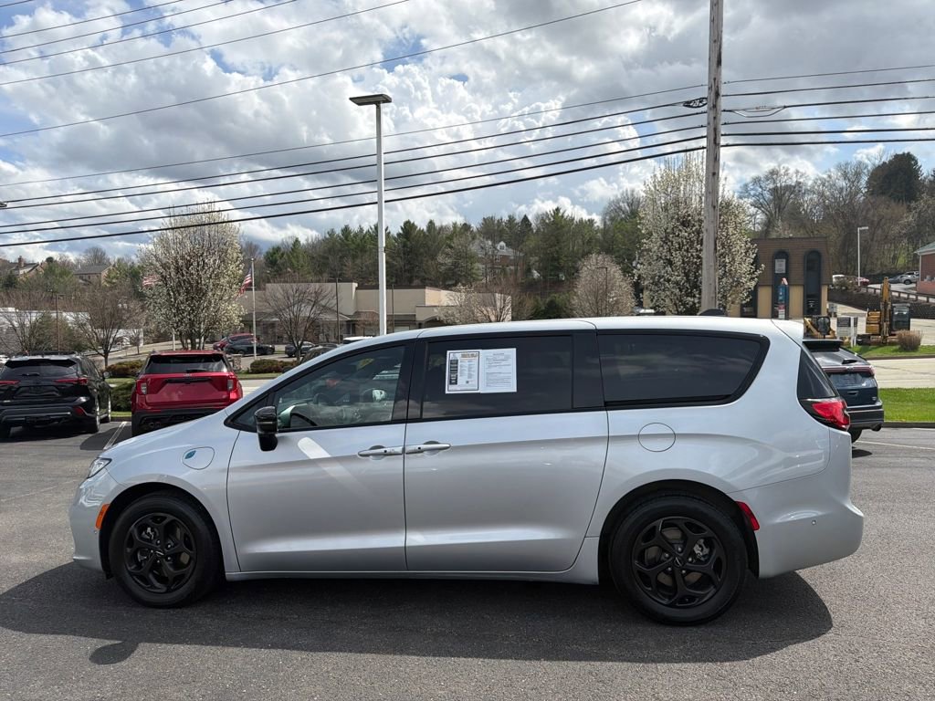 Used 2023 Chrysler Pacifica Limited w/ S Appearance Package image 5