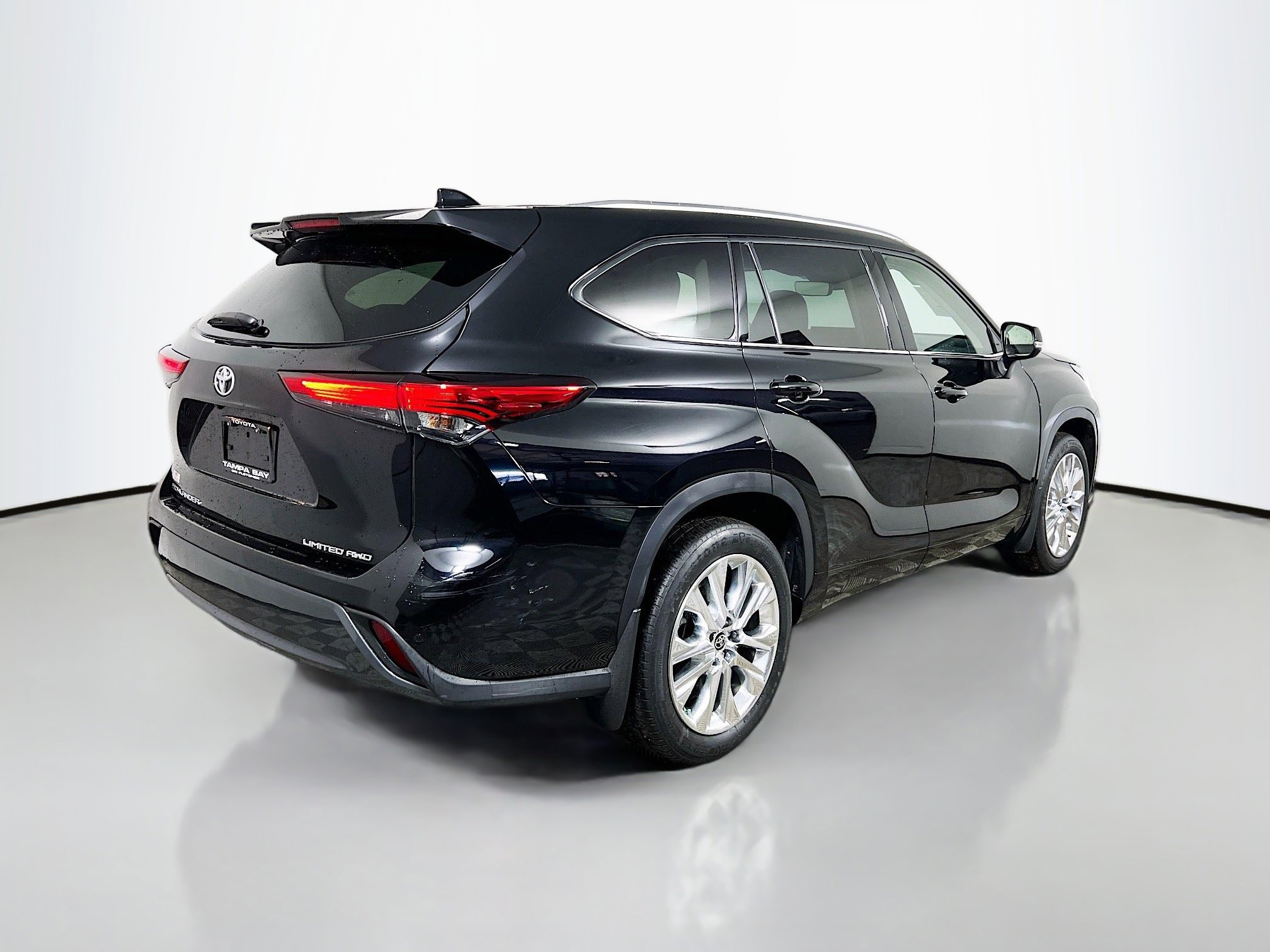 Used 2023 Toyota Highlander Limited image 4