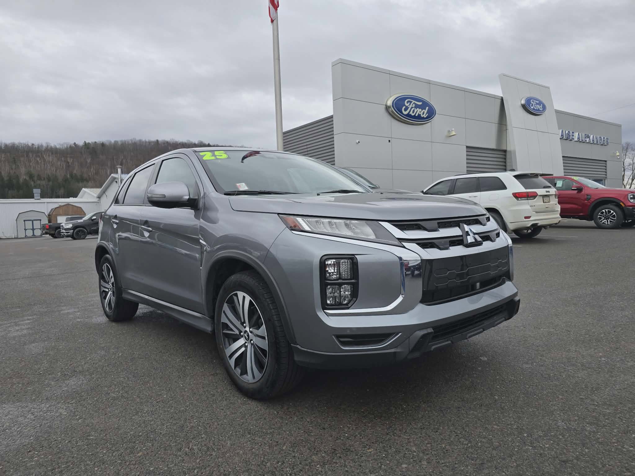 Used 2025 Mitsubishi Outlander Sport SE image 1