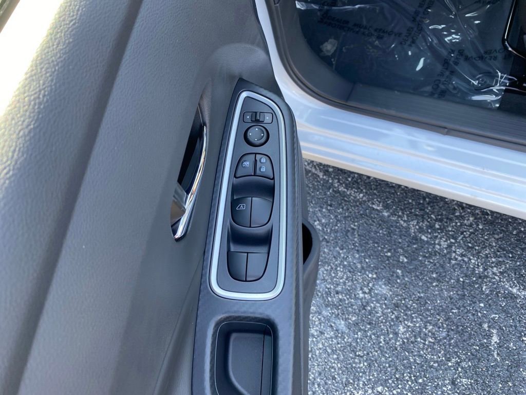 New 2025 Nissan Versa SR w/ Trunk Package image 13