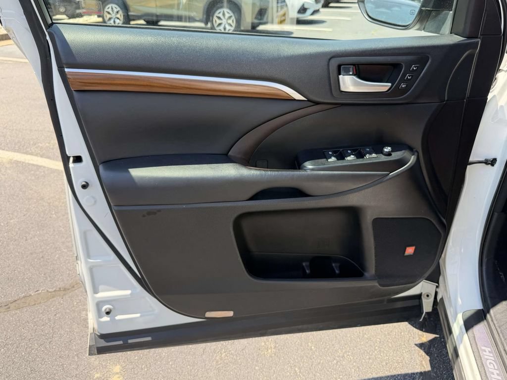 Used 2018 Toyota Highlander Limited AWD/4WD image 16