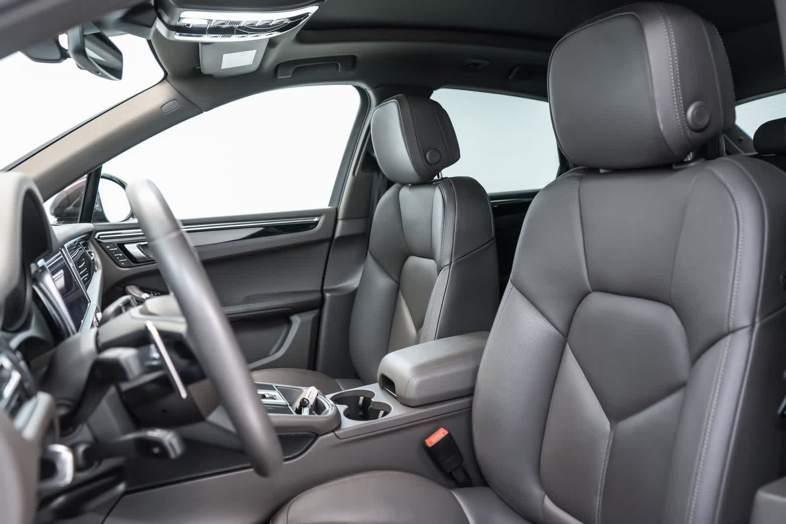 Certified 2024 Porsche Macan AWD/4WD image 5