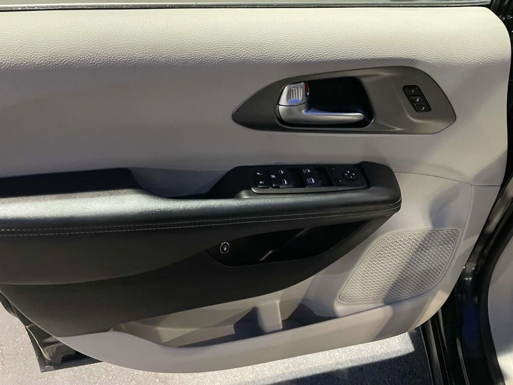 Used 2023 Chrysler Pacifica Touring-L image 27