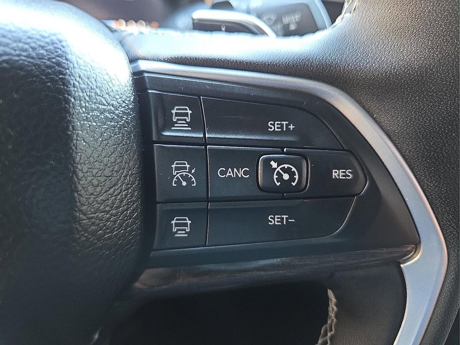 Used 2024 Jeep Grand Cherokee L Limited w/ Black Appearance Package image 19