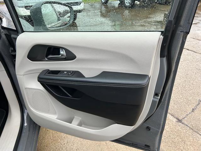 Certified 2022 Chrysler Pacifica Touring-L image 22