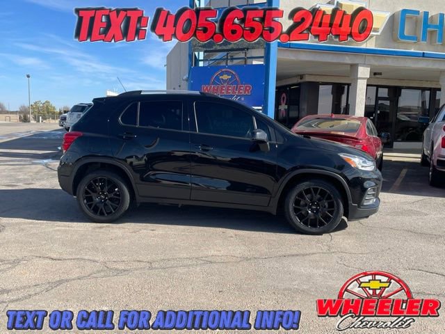 Used 2022 Chevrolet Trax LT w/ Midnight Edition image 2