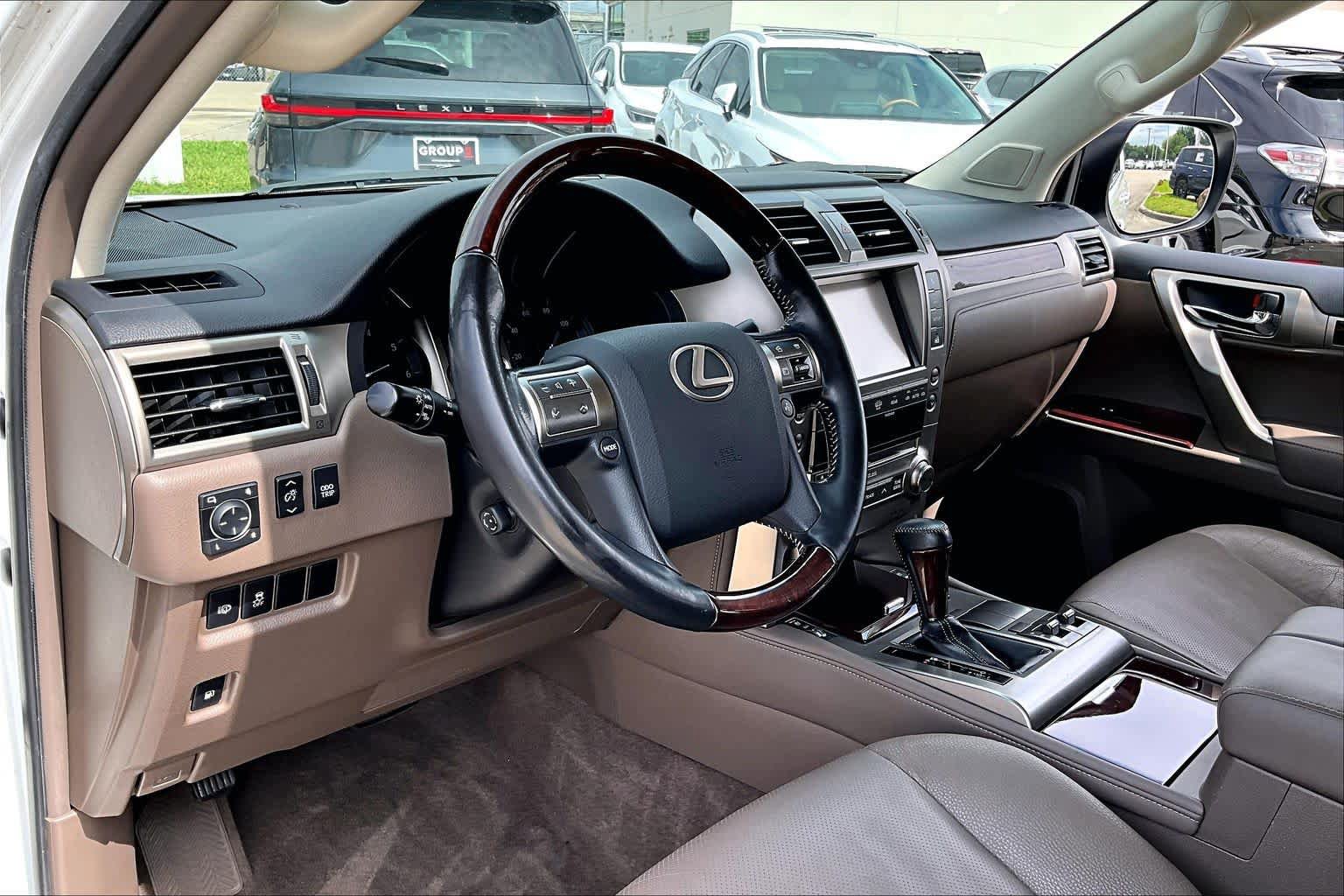 Used 2016 Lexus GX 460 w/ Premium Package AWD/4WD image 15