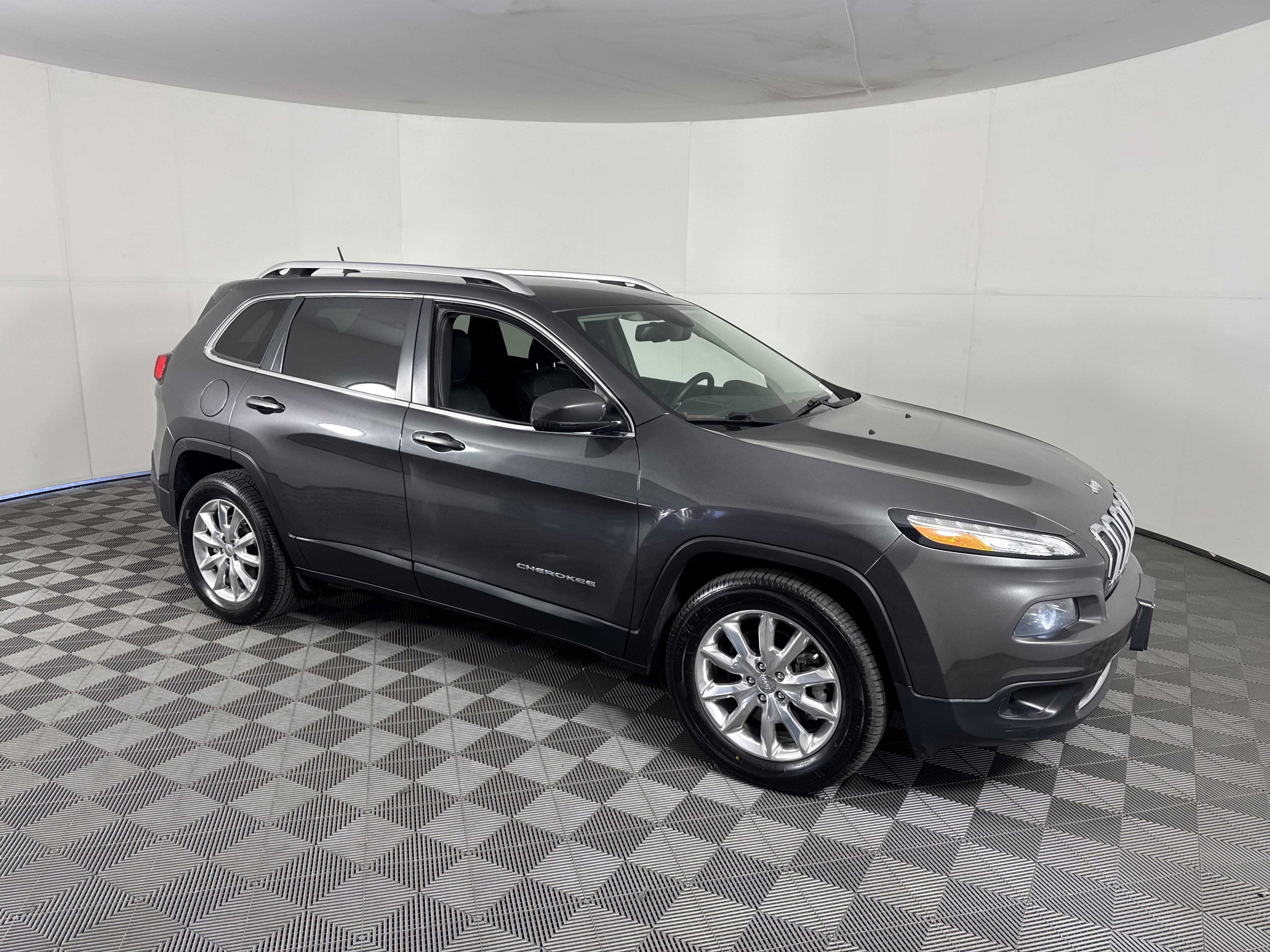 Used 2015 Jeep Cherokee Limited w/ Luxury Group image 2