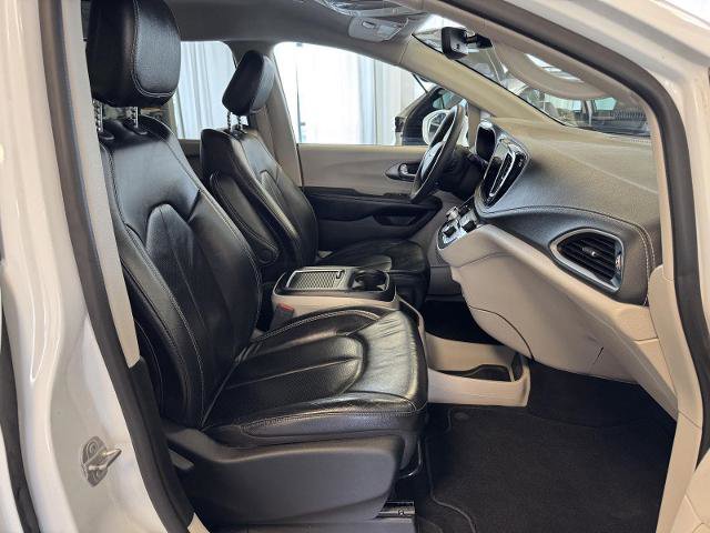 Used 2022 Chrysler Pacifica Touring-L image 22