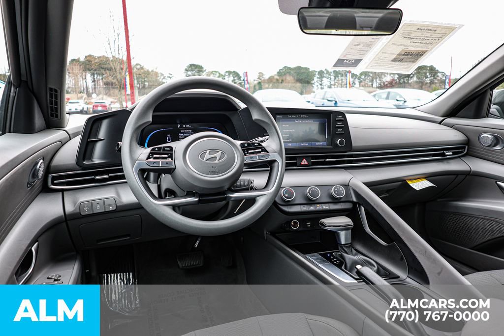 Used 2025 Hyundai Elantra SE FWD image 27