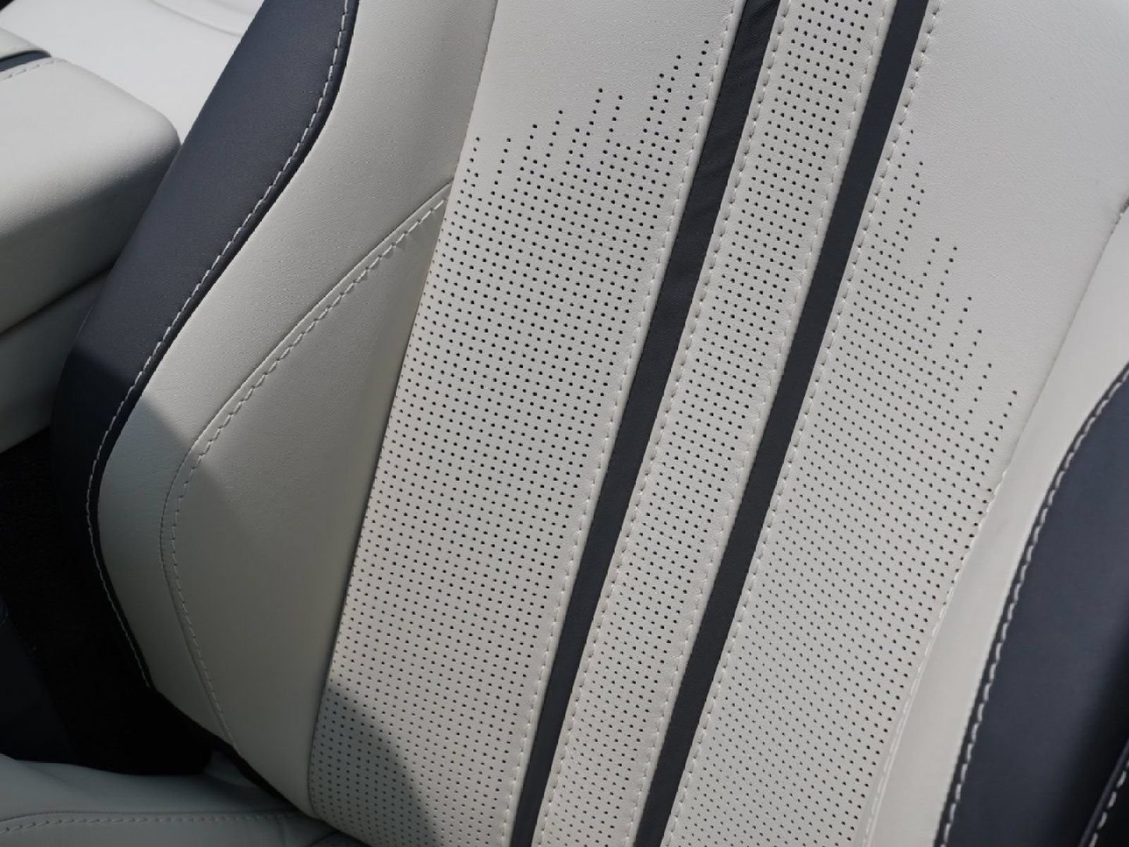 Used 2023 Aston Martin V8 Vantage Roadster RWD image 11