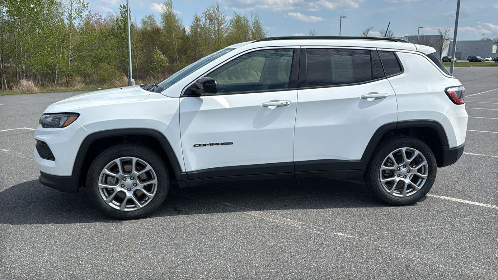 Used 2024 Jeep Compass Latitude AWD/4WD image 12