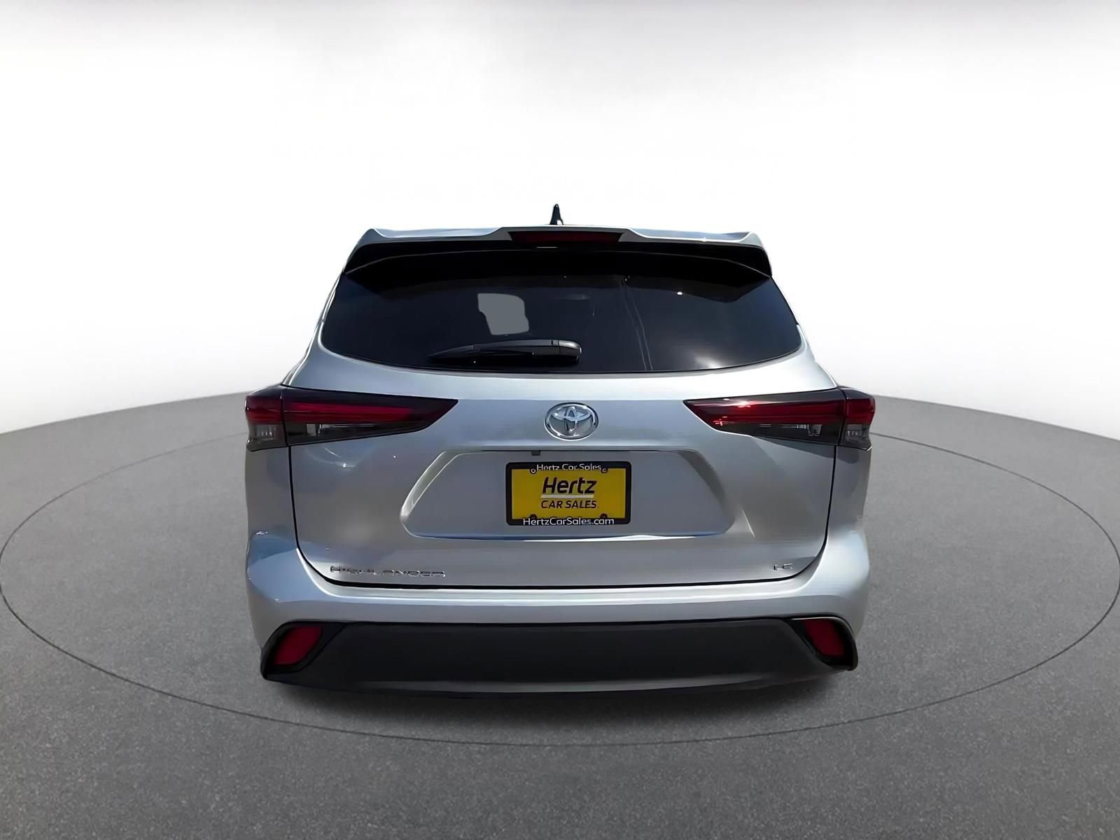 Used 2025 Toyota Highlander LE FWD image 12