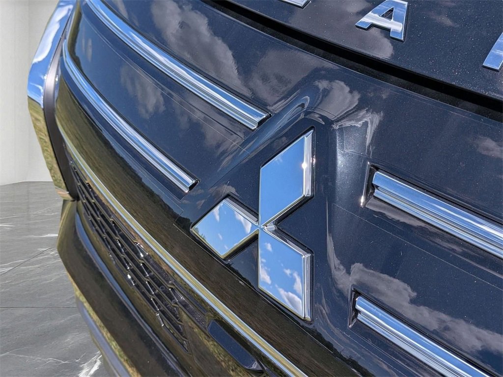 New 2025 Mitsubishi Outlander SE image 9