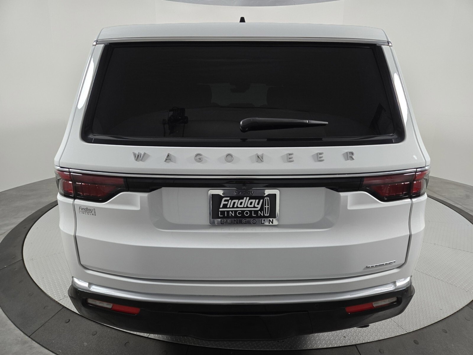 Used 2024 Jeep Wagoneer L Series III w/ Premium Group I image 5