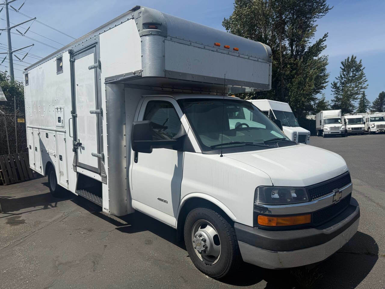 Used 2014 Chevrolet Express 4500 RWD image 2