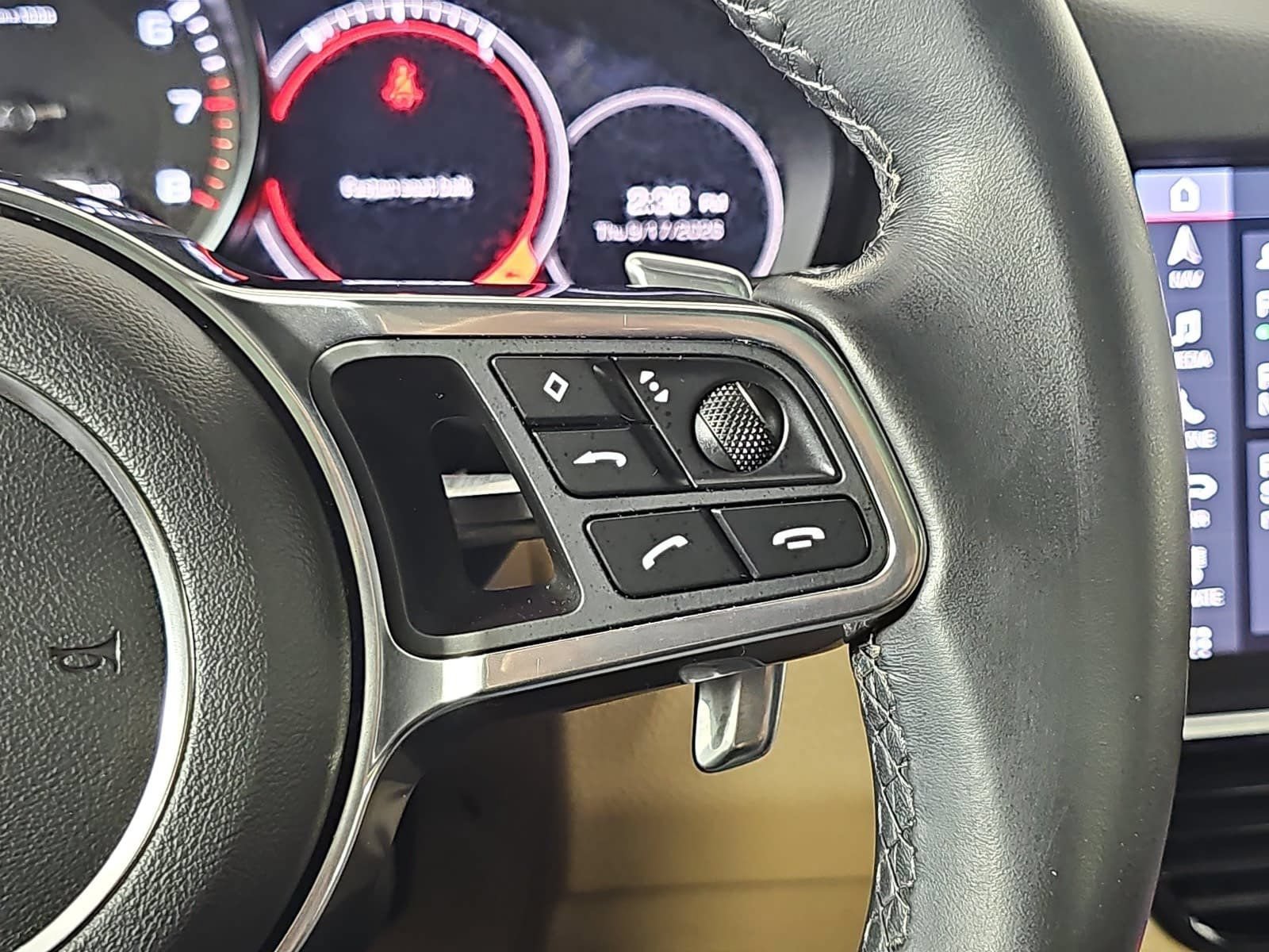 Used 2019 Porsche Cayenne w/ Premium Plus Package AWD/4WD image 18