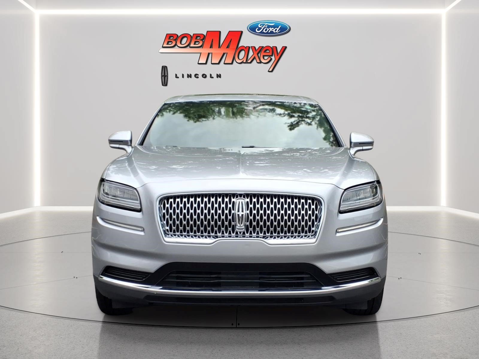 Used 2023 Lincoln Nautilus Reserve AWD/4WD image 2