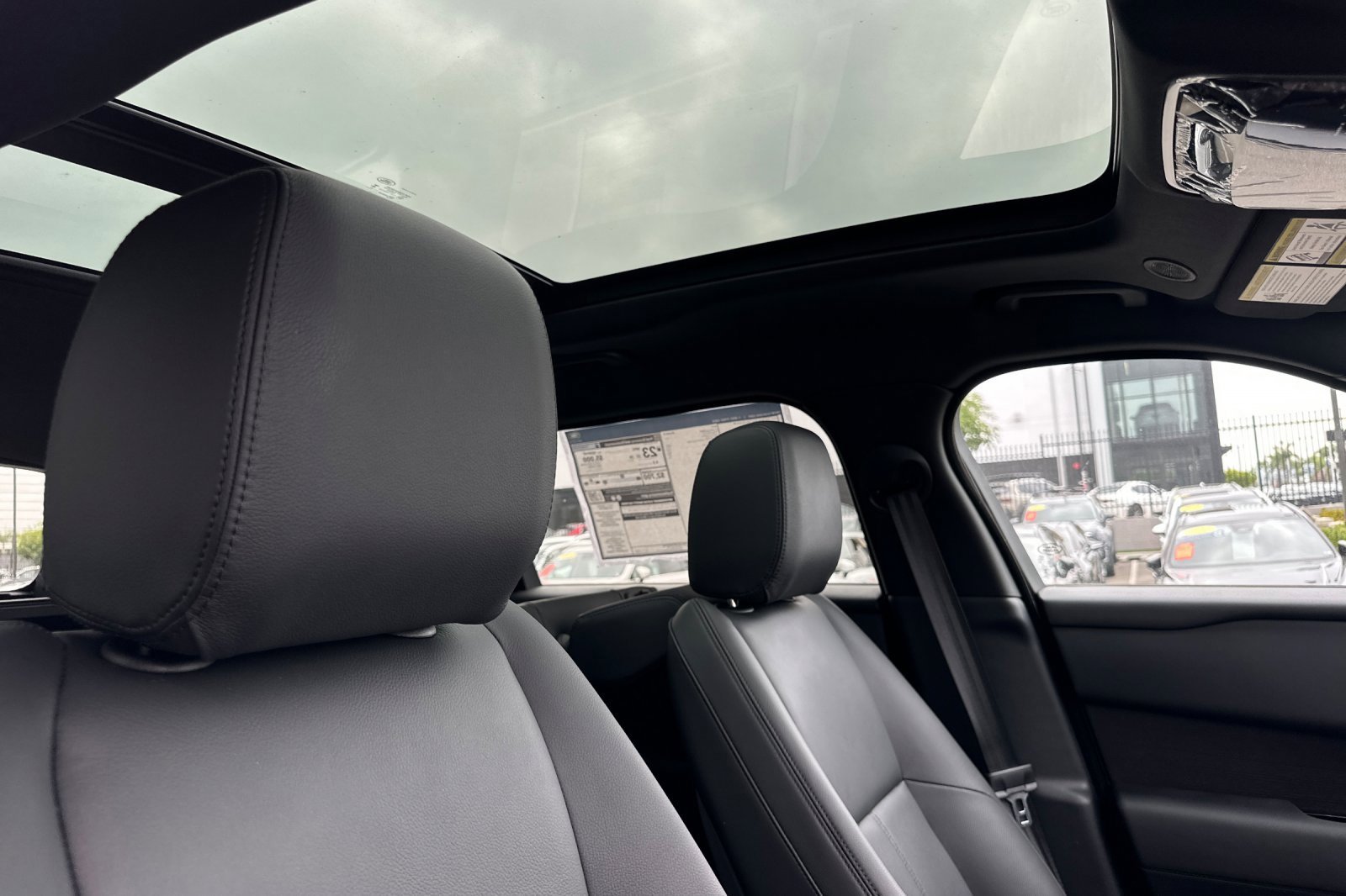 New 2026 Land Rover Range Rover Velar Dynamic SE image 18