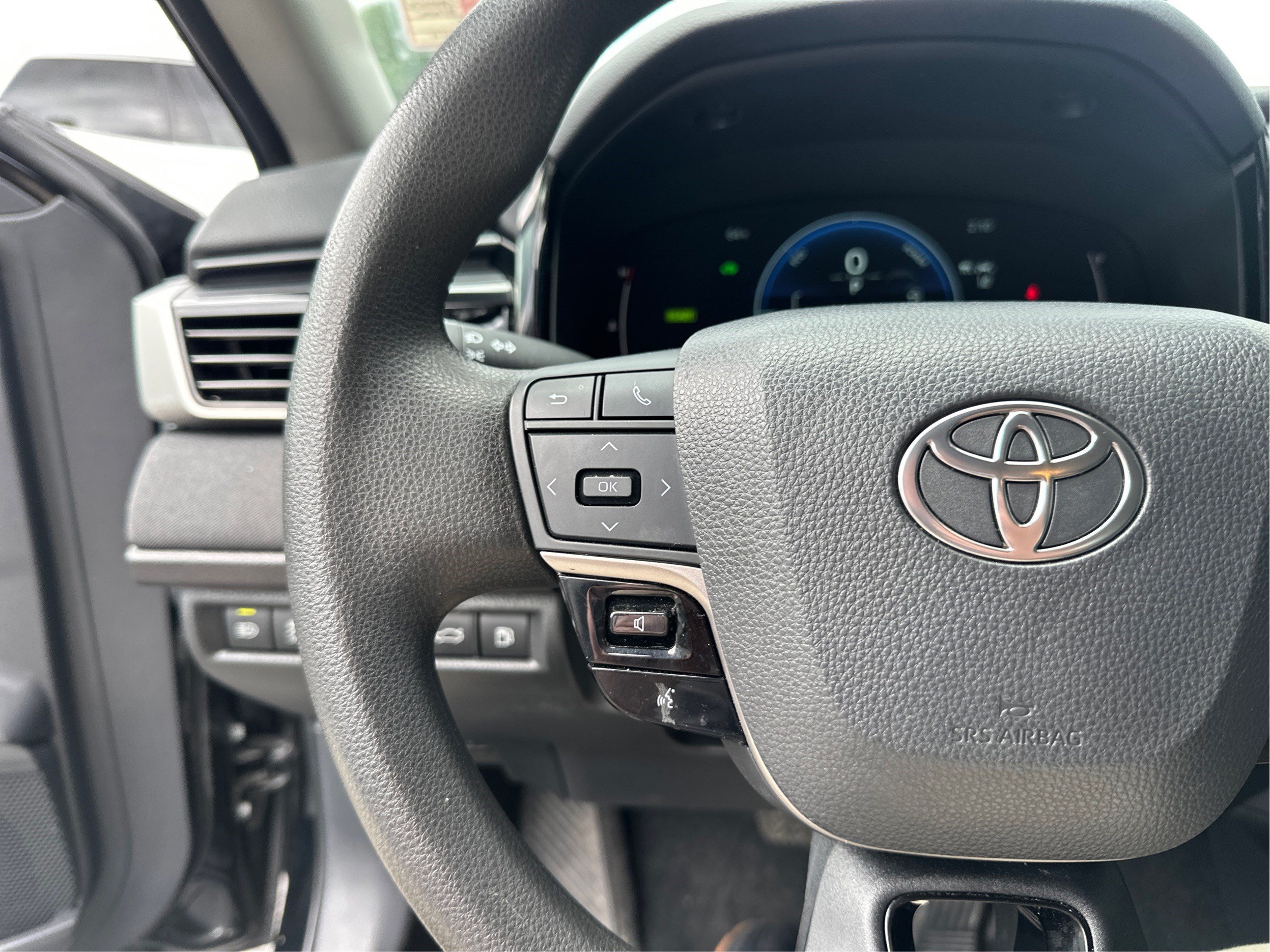 Used 2025 Toyota Camry LE FWD image 30
