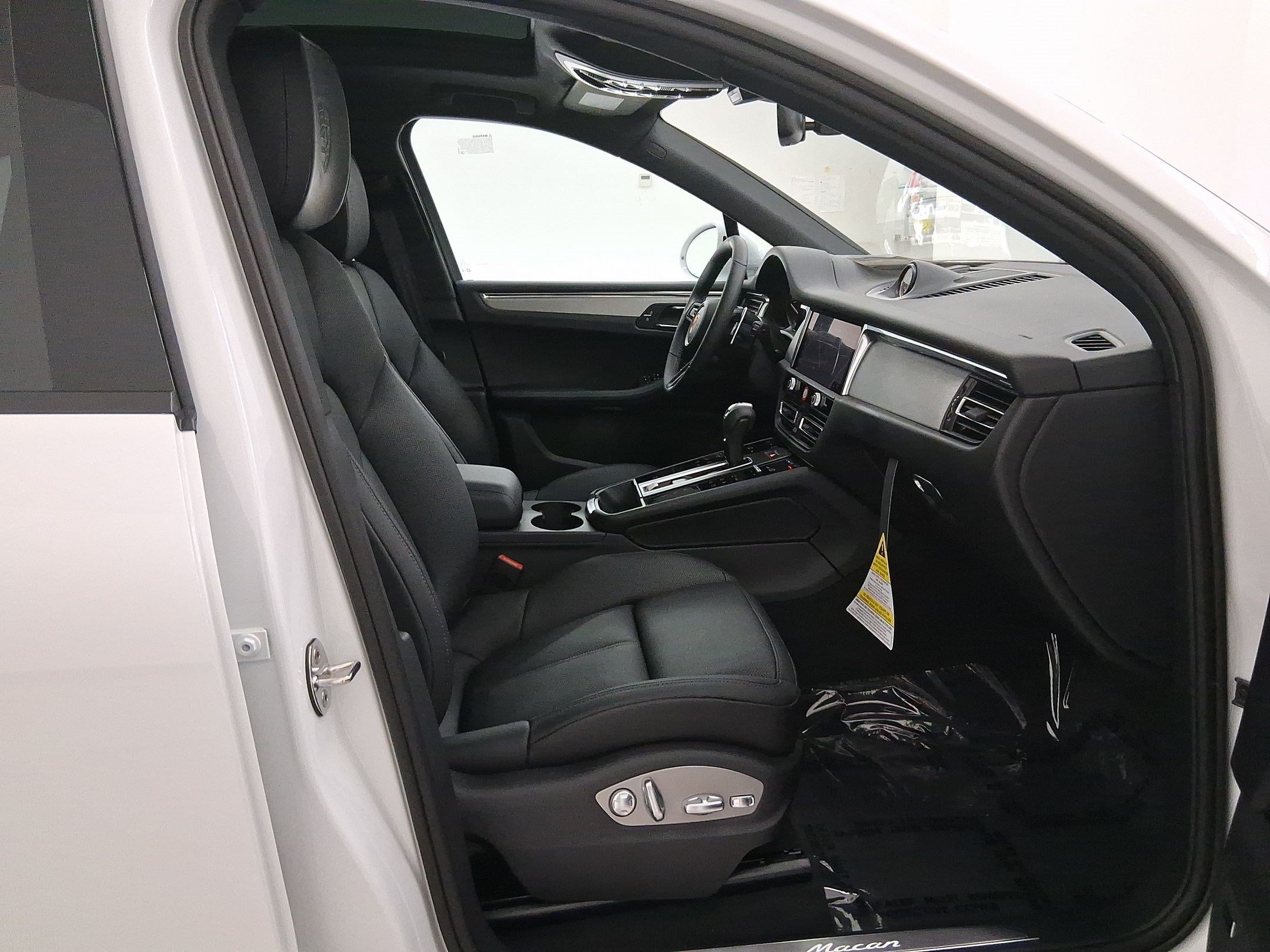 Used 2026 Porsche Macan AWD/4WD image 35