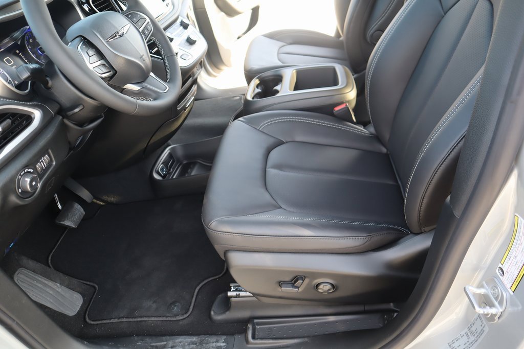 New 2026 Chrysler Pacifica Select image 11