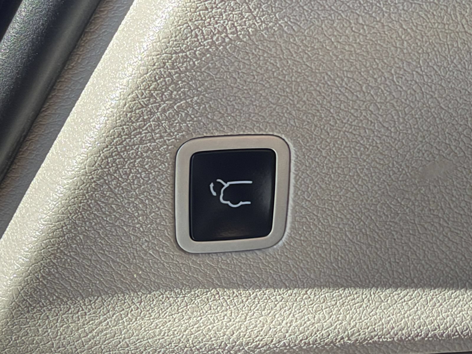 Used 2024 Chrysler Voyager LX FWD image 22