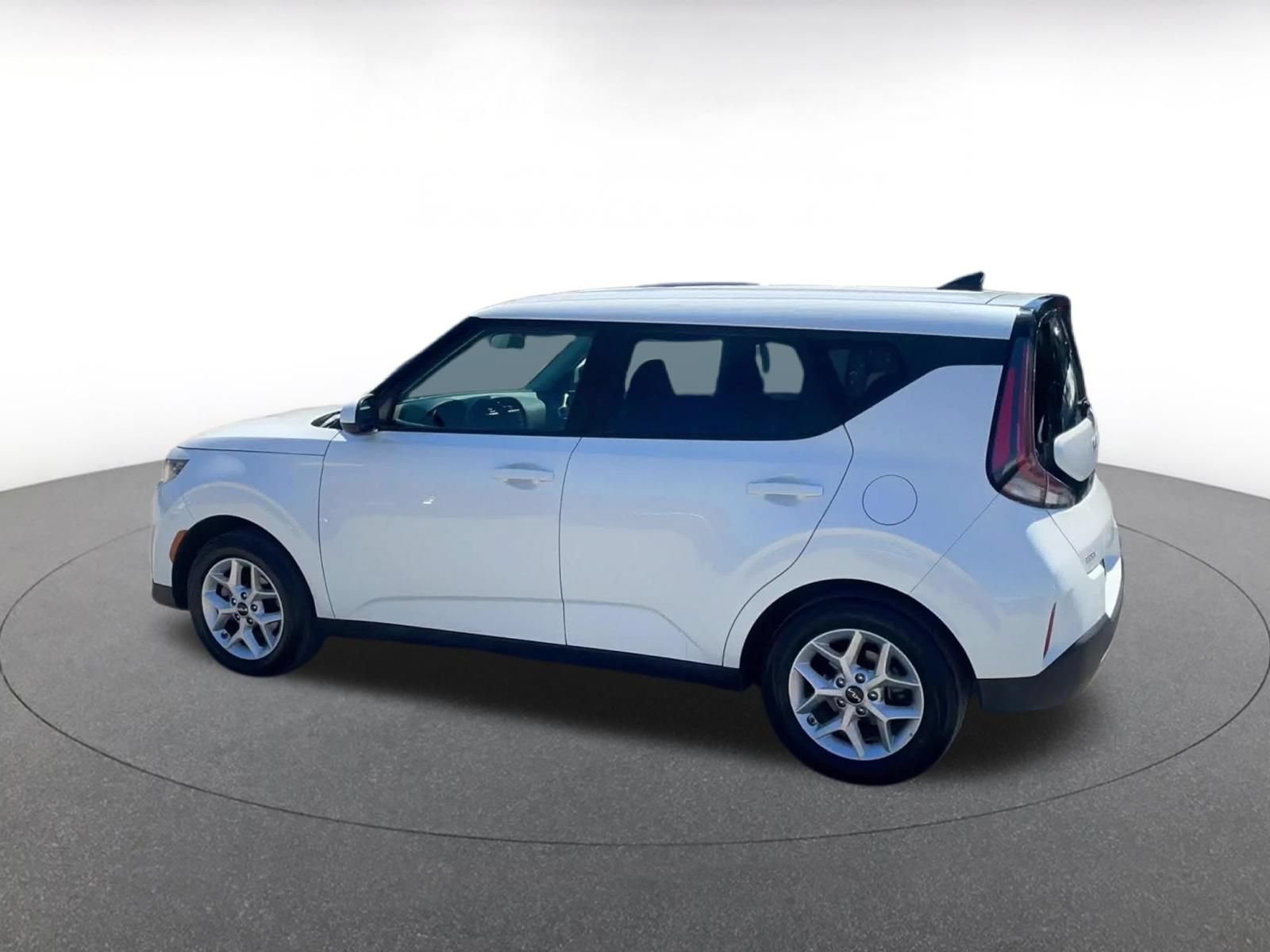 Used 2025 Kia Soul LX w/ LX Technology Package FWD image 10