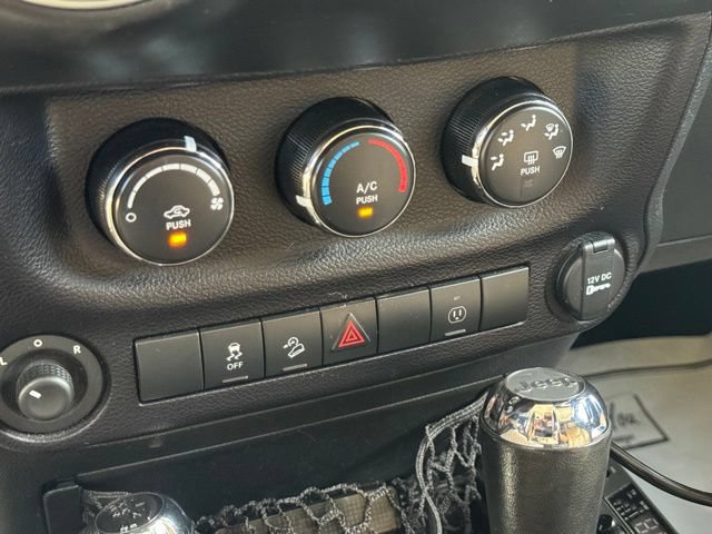 Used 2015 Jeep Wrangler Unlimited Sahara AWD/4WD image 23