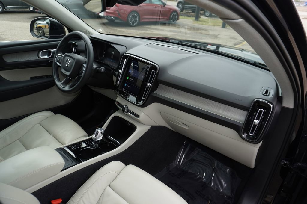 Used 2023 Volvo XC40 B5 Plus image 30