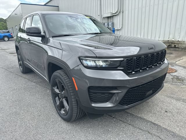 Used 2024 Jeep Grand Cherokee Altitude AWD/4WD image 11