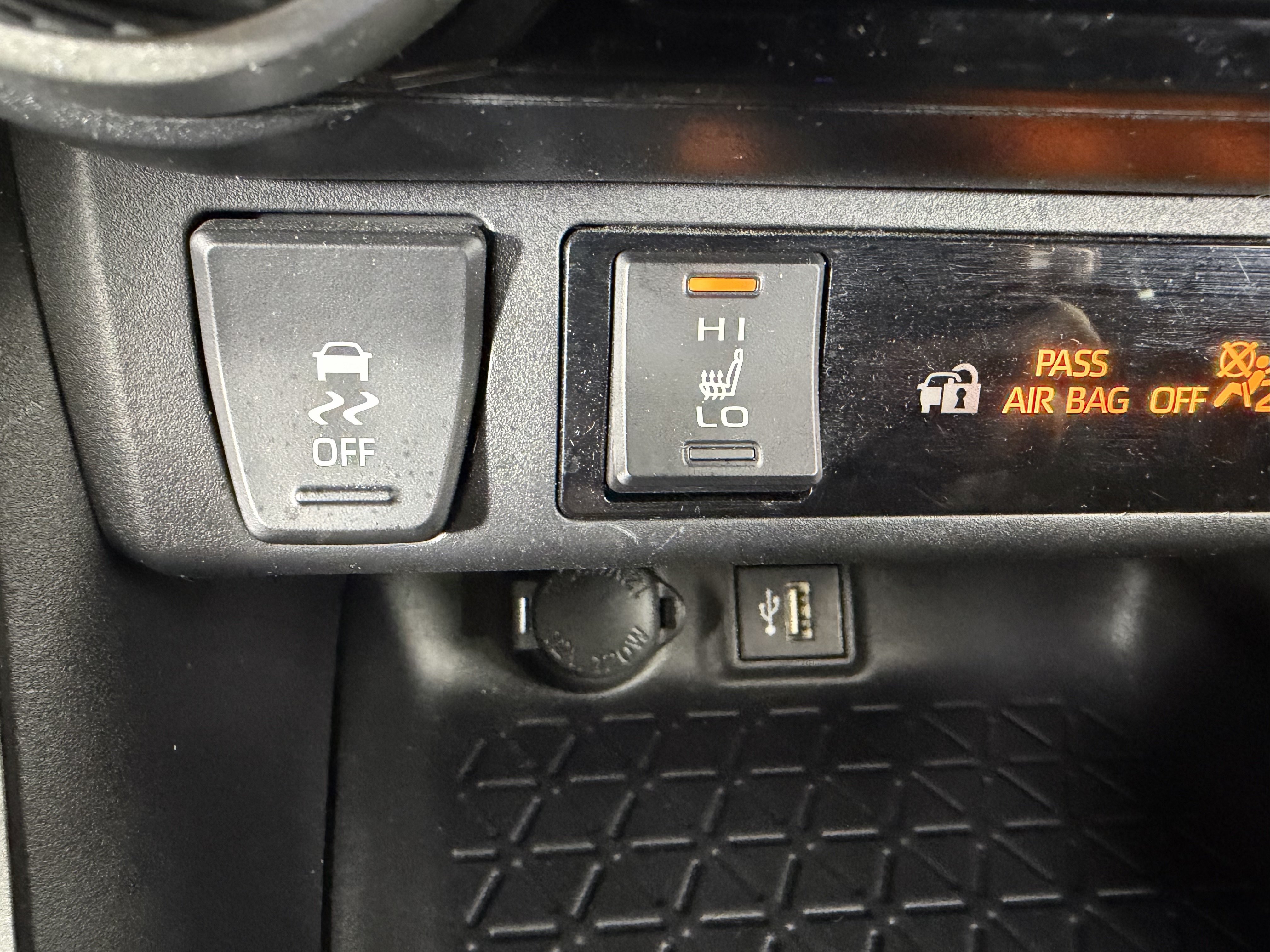 Used 2024 Toyota RAV4 XLE w/ Weather Package AWD/4WD image 22