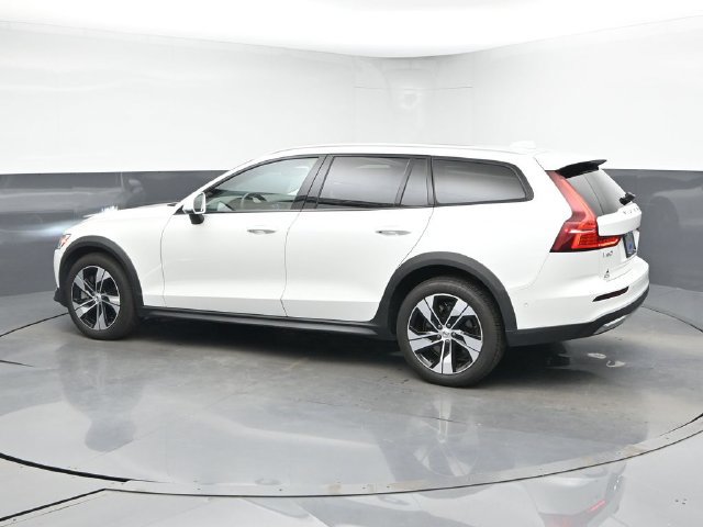 Used 2025 Volvo V60 B5 Cross Country Plus AWD/4WD image 6
