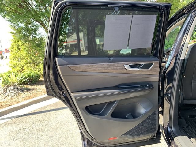 Used 2025 Volkswagen Atlas SEL AWD/4WD image 15