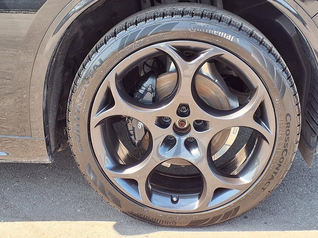 Used 2023 Alfa Romeo Stelvio Estrema AWD/4WD image 9