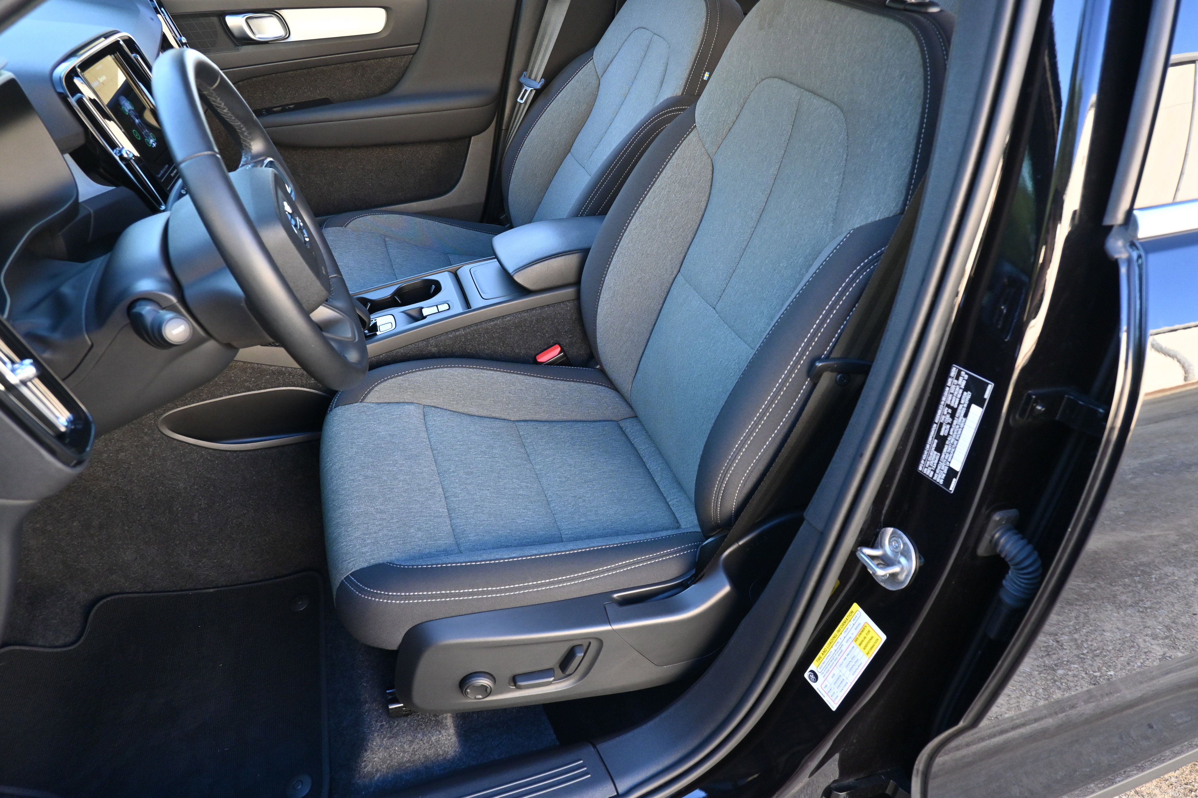 Used 2025 Volvo XC40 B5 Core image 17