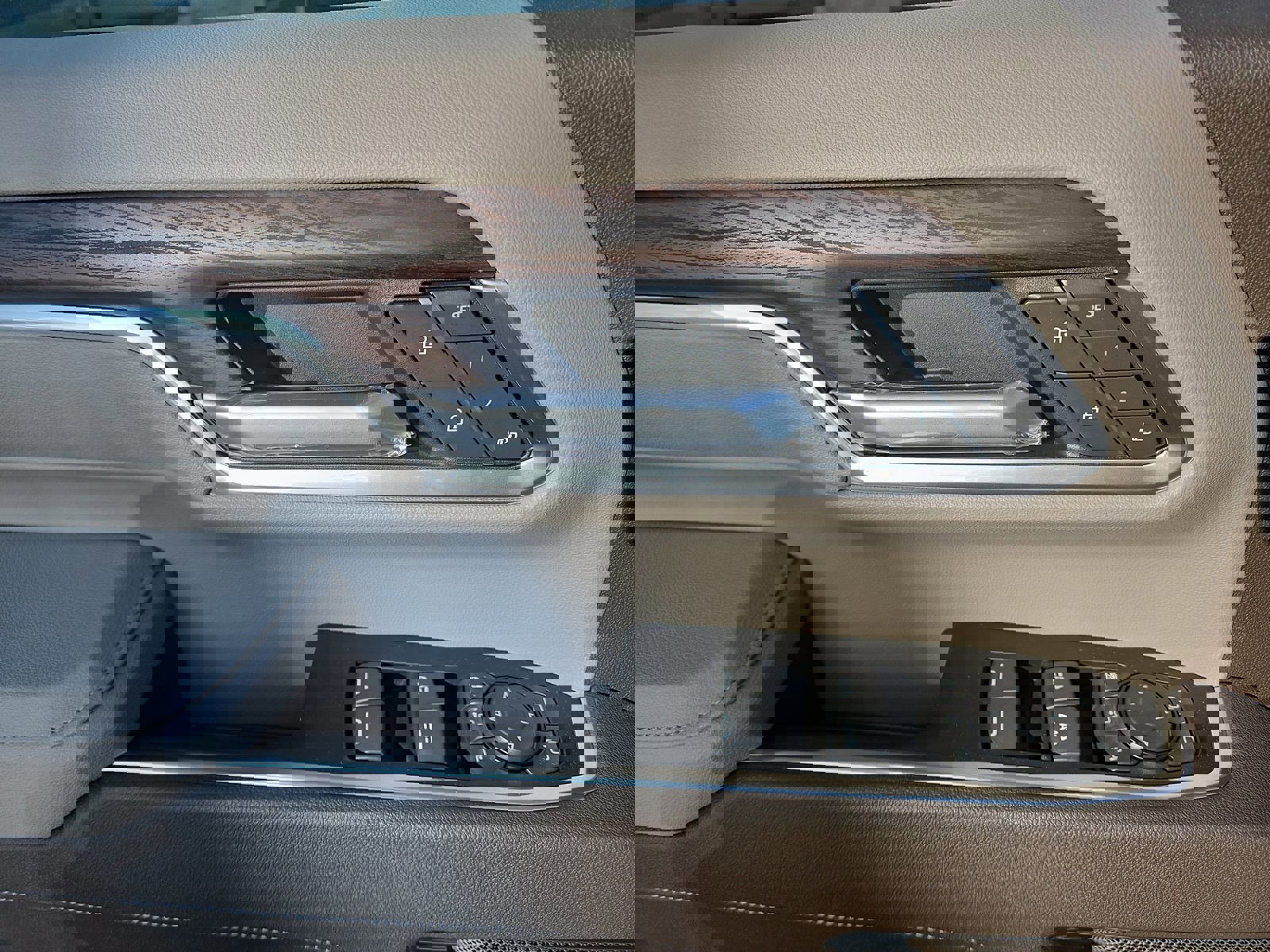 New 2025 GMC Sierra 2500 SLT w/ SLT Premium Package image 17