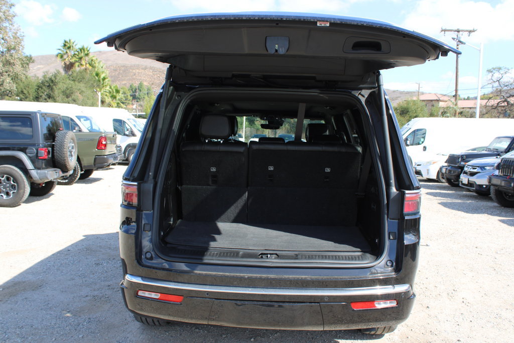 Used 2023 Jeep Wagoneer Series III w/ Premium Group I AWD/4WD image 12