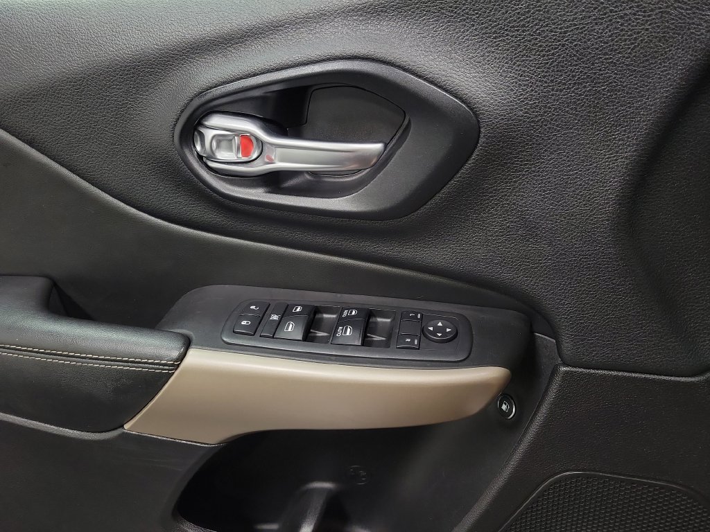 Used 2018 Jeep Cherokee Limited AWD/4WD image 29